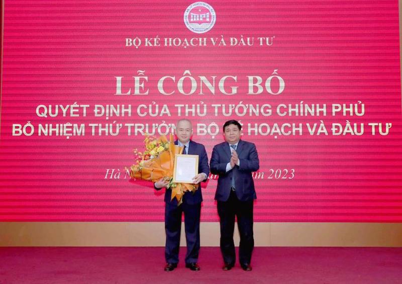 Minister of Planning and Investment Nguyen Chi Dung (right) hands over the appointment decision to Mr. Do Thanh Trung.