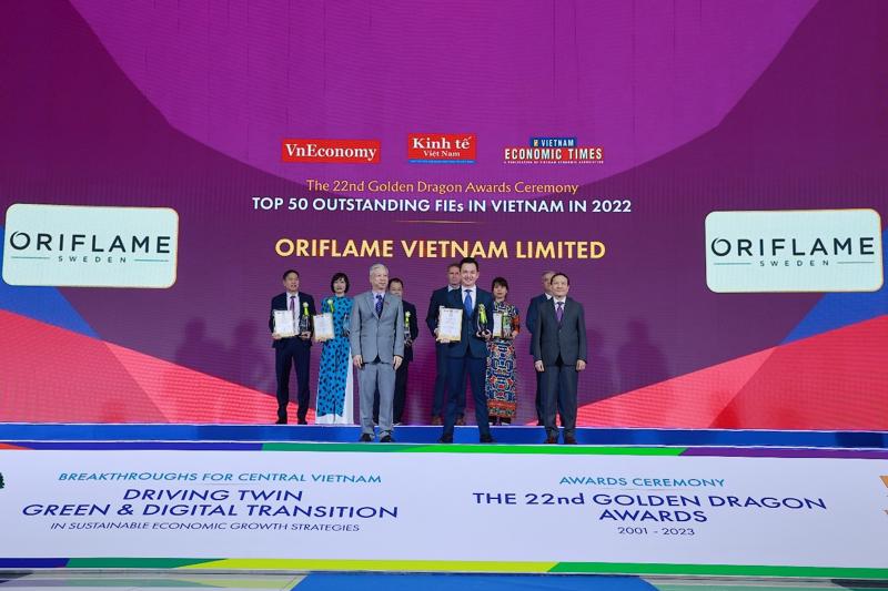 Ông Nguyễn Hồng Sơn, Phó Trưởng Ban Kinh tế Trung ương và ông Đào Quang Bính, Tổng giám đốc Tạp chí Kinh tế Việt Nam trao danh hiệu cho Oriflame Việt Nam.