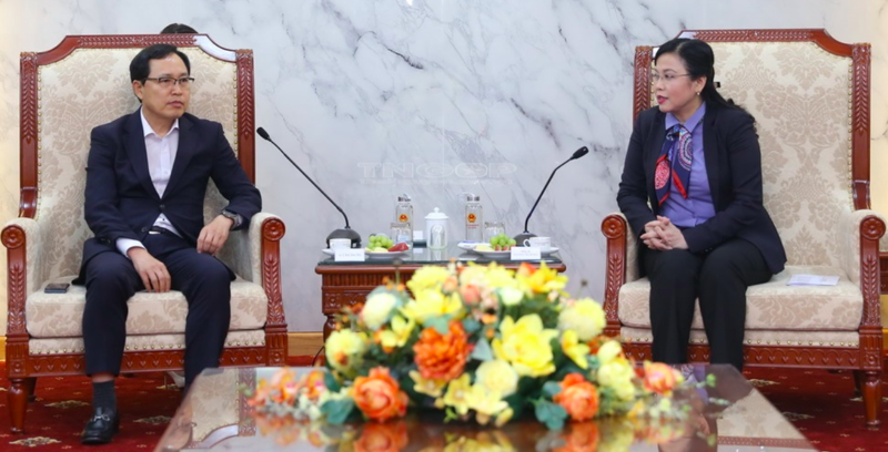 General Director of Samsung Vietnam Choi Joo Ho (L) meets Secretary of the Thai Nguyen Provincial Party Committee Nguyen Thanh Hai. Photo: thainguyen.gov.vn