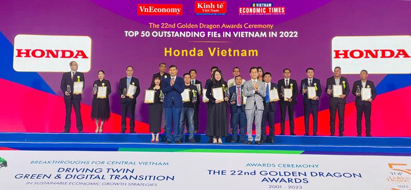 Đại diện Honda Việt Nam vinh dự nhận danh hiệu Rồng Vàng lần thứ 18.