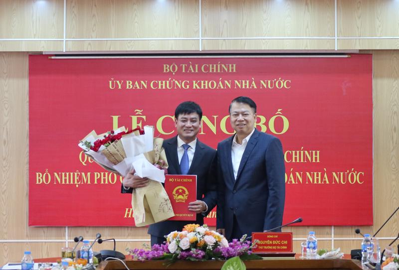 Thứ trưởng Bộ Tài chính Nguyễn Đức Chi trao quyết định bổ nhiệm ông Hoàng Văn Thu giữ chức Phó chủ tịch UBCKNN.