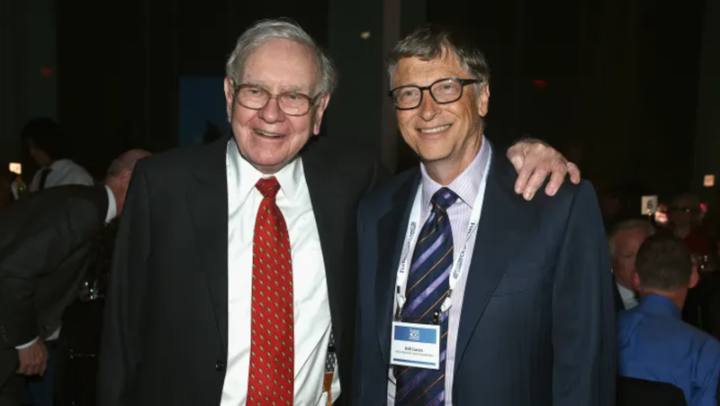 Tỷ phú Warren Buffett và tỷ phú Bill Gates là bạn thân lâu năm - Ảnh: Getty Images