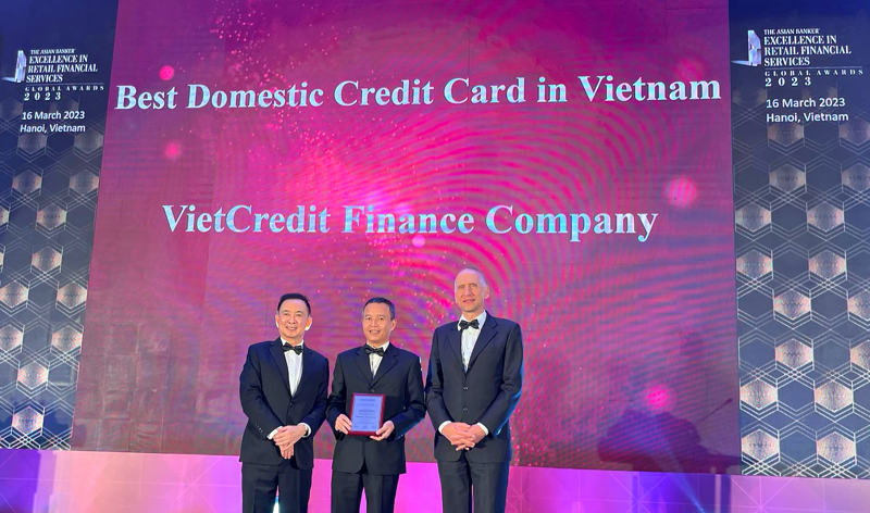 Đại diện VietCredit nhận giải thưởng Thẻ tín dụng nội địa tốt nhất Việt Nam.