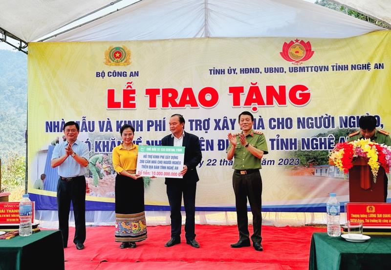 Thượng tướng Lương Tam Quang, Thứ trưởng Bộ Công an và Bí thư Tỉnh uỷ Nghệ An Thái Thanh Quý chứng kiến việc trao tặng chi phí xây dựng 200 căn nhà cho tỉnh Nghệ An.