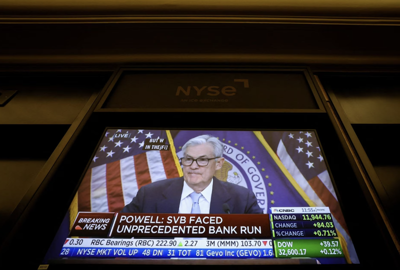 Một màn hình tại Sở giao dịch Chứng khoán New York (NYSE) đưa tin về cuộc họp báo ngày 22/3 của Chủ tịch Fed Jerome Powell - Ảnh: Reuters.