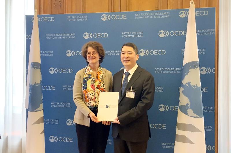 Bà Josée Fecteau, Trưởng Ban Pháp chế OECD trao bản sao chứng thực Hiệp định MAAC cho Thứ trưởng Bộ Tài chính Cao Anh Tuấn.