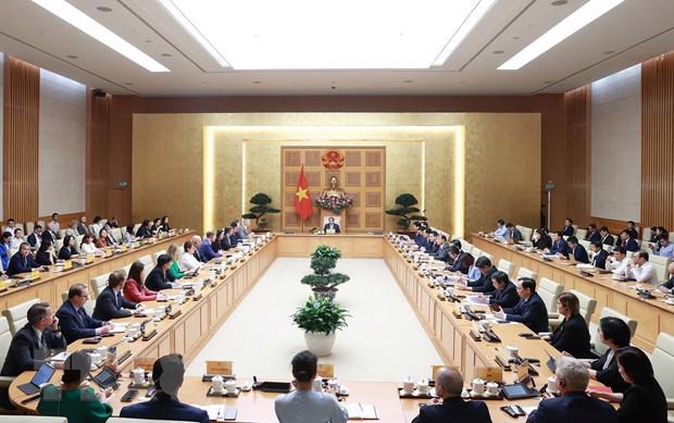 The meeting on March 22 in Hanoi between PM Pham Minh Chinh and representatives of the US corporations. (Photo: VNA)