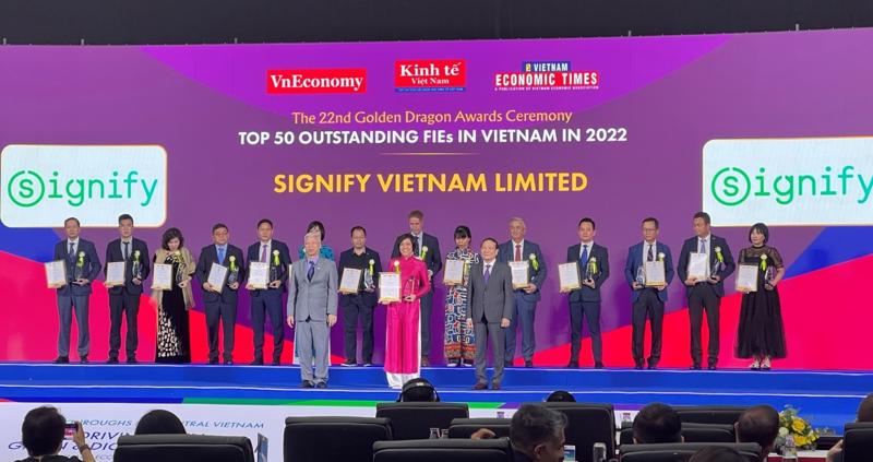 Ms. Vuong Thuy Duong, Government and Public Affair Leader at Signify Vietnam, receives the Golden Dragon Award.
