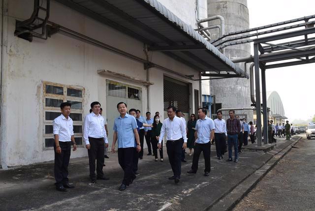 Deputy Prime Minister Le Minh Khai inspects the Phuong Nam Pulp Mill. 