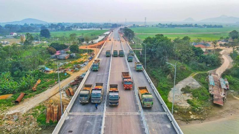 Bộ Giao thông vận tải đề nghị các địa phương, các cơ quan, đơn vị thuộc bộ triển khai quyết liệt, kịp tiến độ khởi công 27 dự án ngay trong năm nay.