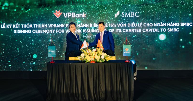 Mr. Ngo Chi Dung, Chairman of VPBank’s Board of Directors (right), and Mr. Masahiro Yoshimura, Managing Director, Chief Investment Officer, at SMBC Bank, sign the agreement.