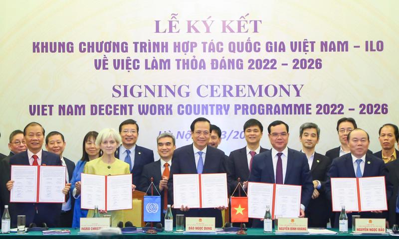 Đại diện các cơ quan tại lễ ký kết Khung Chương trình Quốc gia Việc làm thỏa đáng của Việt Nam giai đoạn 2022-2026. Ảnh - MOLISA.