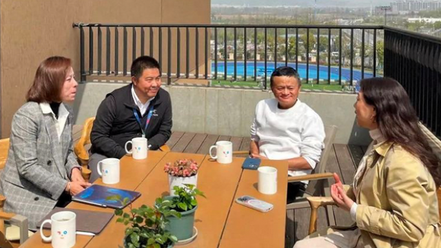 Ông Jack Ma trò chuyện với các giáo viên của trường Hangzhou Yungu School ngày 27/3 - Ảnh: Hangzhou Yungu School