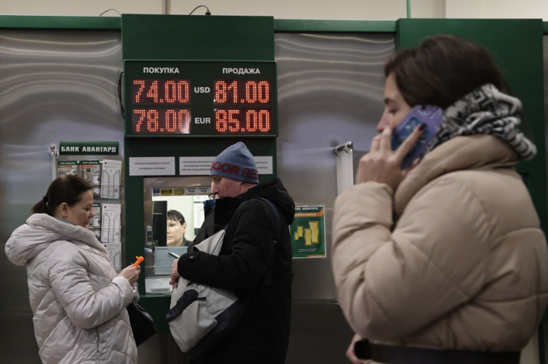 Một điểm thu đổi ngoại tệ ở Moscow. Đồng Rúp đã giảm hơn 20% so với đồng USD kể từ tháng 11 năm ngoái tới nay - Ảnh: Getty/WSJ.