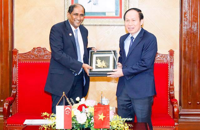 Secretary of the Hai Phong City Party Committee Le Tien Chau (R) meets Singaporean Ambassador to Vietnam, H.E. Jaya Ratman.