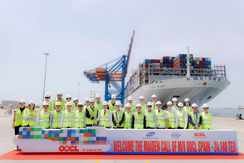 Siêu tàu container M/V OOCL Spain tải trọng 232.000 DWT lớn nhất thế giới vừa cập cảng quốc tế Gemalink hôm 30/3/2023.