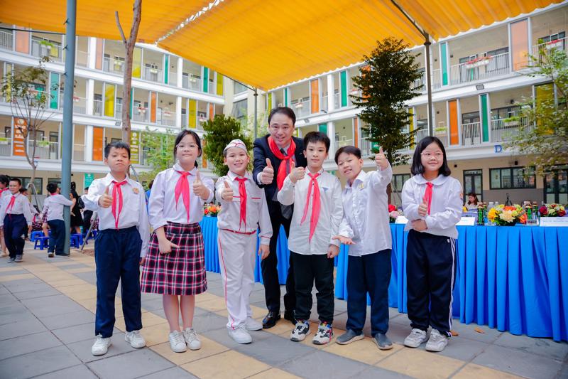  Ông Masaaki Fujiwara chụp hình cùng học sinh trường Tiểu học Kim Đồng trong Lễ khởi công chương trình “Mizuiku – Em yêu nước sạch 2023”.