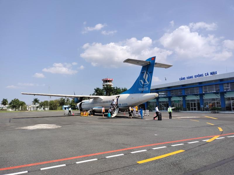 Cho đến nay, sân bay Cà Mau đang khai thác mỗi ngày một chuyến Cà Mau - TP.HCM và ngược lại bằng phi cơ cánh quạt ATR-72.
