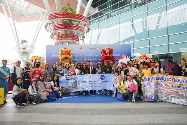 Passengers on the first flight from Vientiane are welcomed in Da Nang.