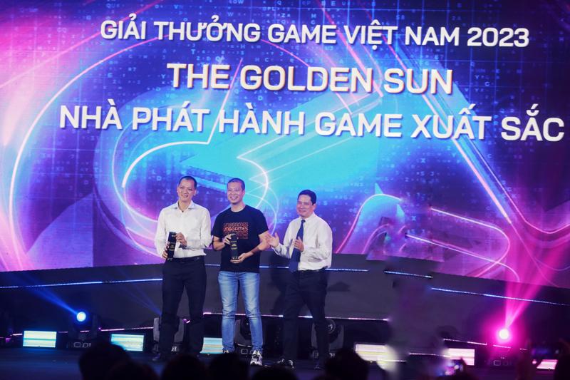 Ông Nguyễn Viết Quang Minh (bên trái),  Đại diện VTC Mobile lên nhận giải thưởng Nhà phát hành xuất sắc.