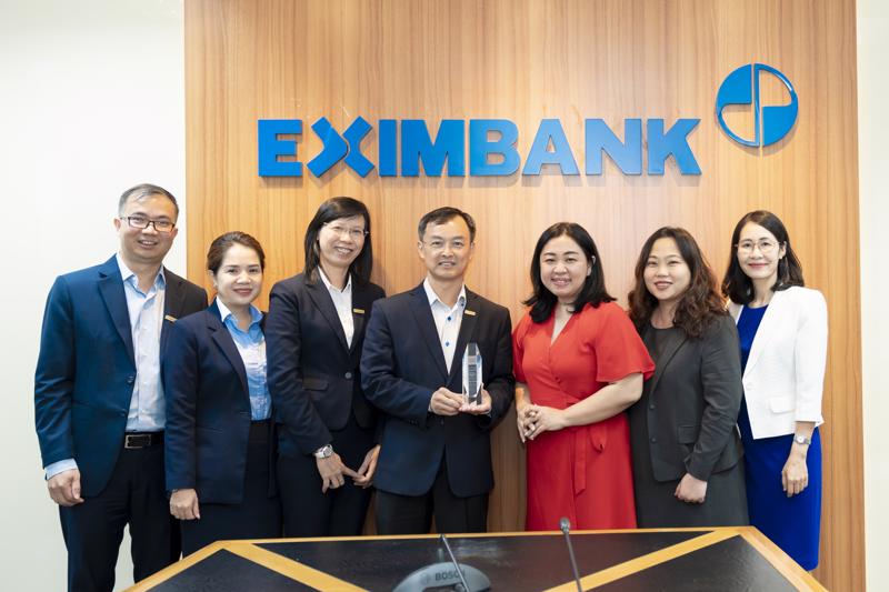 Ông Đào Hồng Châu - Phó Tổng giám đốc (Thứ 4 từ phải qua) đại diện Eximbank nhận giải thưởng từ bà Andriyana Sastra - Giám đốc Bộ phận tư vấn khách hàng, dịch vụ quản lý ngân quỹ toàn cầu của Well Fargo.