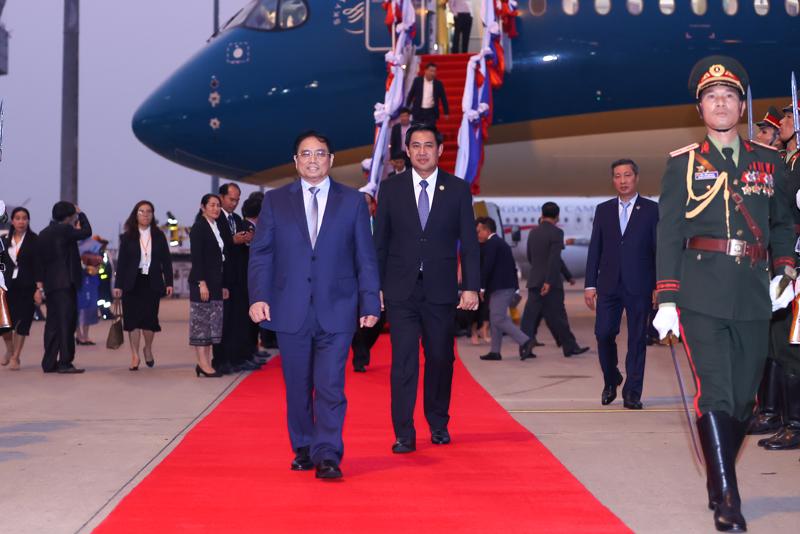Thủ tướng Phạm Minh Chính và Đoàn cấp cao Chính phủ Việt Nam tới sân bay quốc tế Wattay, Thủ đô Vientiane - Ảnh: VGP