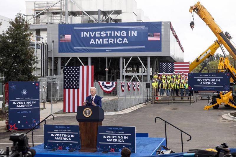 Tổng thống Joe Biden phát biểu tại Bắc Carolina về chủ đề đầu tư vào Mỹ, đánh giá cao dự án nhà máy sản xuất ô tô điện của VinFast đang triển khai tại bang này. (Ảnh: News Observer).