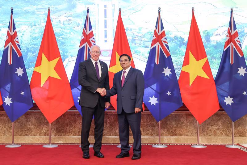 Prime Minister Pham Minh Chinh (R) receives Australian Governor-General David Hurley in Hanoi on April 4. Photo: VGP