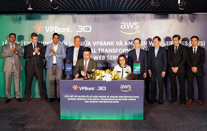 The signing ceremony for the agreement between VPBank and Amazon Web Services. Source: VPBank