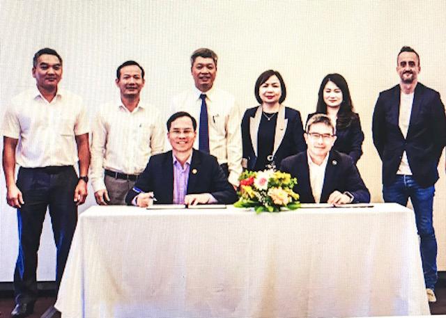 Ông Nguyễn Thanh Hồng, Giám đốc Sở VHTT&DL tỉnh Quảng Nam(người ngồi bên trái) cùng ông Trận Trọng Kiên, CEO tập đoàn TMG ký kết hợp tác quảng bá du lịch trong năm 2023 với dự án VisitQuangNam
