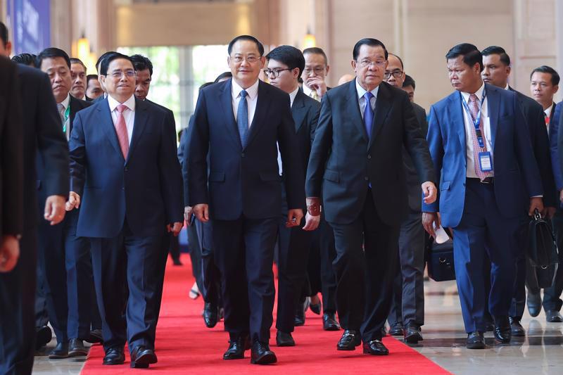 Prime Minister Pham Minh Chinh and his Lao and Cambodia counterparts Sonexay Siphandone and Samdech Techo Hun Sen. Photo: VGP