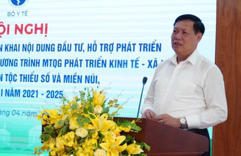 Thứ trưởng Bộ Y tế Đỗ Xuân Tuyên yêu cầu các bên liên quan phối hợp chặt chẽ để triển khai đầu tư, hỗ trợ phát triển vùng trồng dược liệu quý. Ảnh - Khánh Phương. 