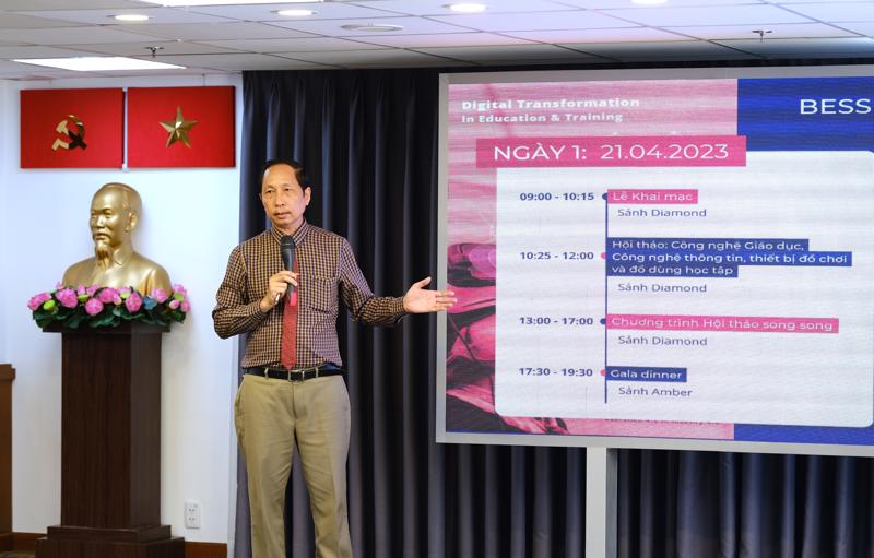 Ông Vũ Anh Tuấn giới thiệu Triển lãm Quốc tế công nghệ giáo dục BESS Vietnam 2023 tại buổi họp báo chiều 5/4. 
