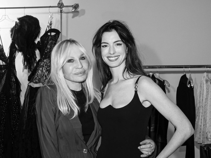 Giám đốc sáng tạo Donatella Versace và Anne Hathaway. Ảnh: Vogue
