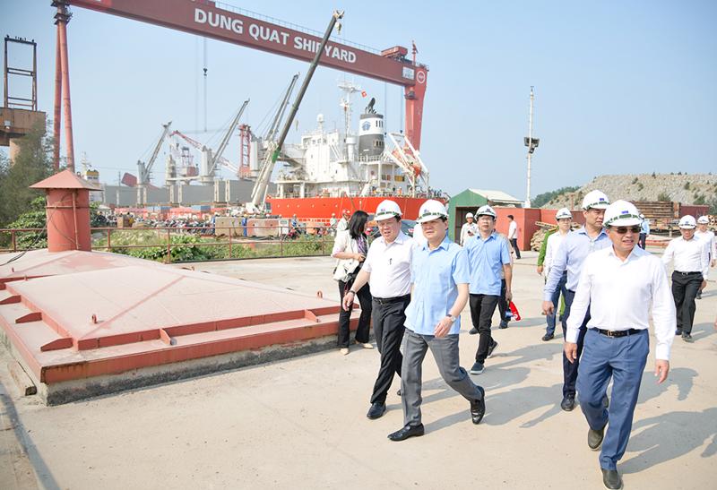 Phó Thủ tướng Chính phủ Lê Minh Khái cùng đoàn công tác khảo sát thực tế Công ty Công nghiệp tàu thủy Dung Quất