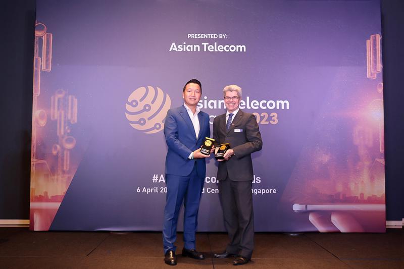 Đại diện CMC Telecom nhận 2 giải thưởng Asian Telecom Awards tối 6/4 tại Singapore.