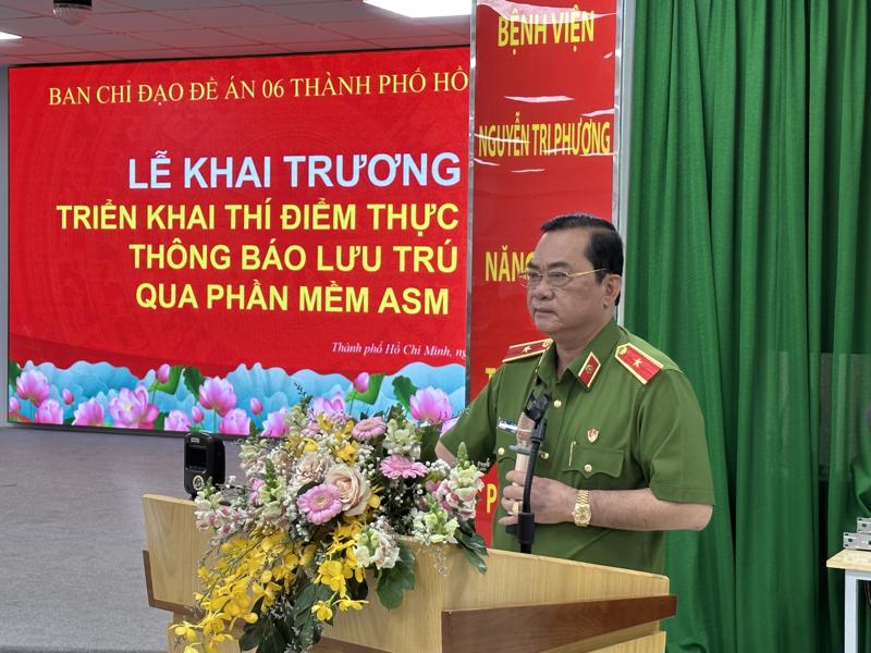 Thiếu tướng Lê Minh Hiếu, Phó Cục trưởng Cục Cảnh sát quản lý hành chính về trật tự xã hội phát biểu tại buổi triển khai đầu tiên ở bệnh viện Nguyễn Tri Phương TP.HCM sáng 7/4. 