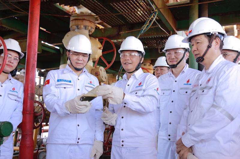 Chairman of the Party Central Committee’s Economic Commission Tran Tuan Anh (front row, 3rd from right) visiting the Bach Ho oil field in Ba Ria-Vung Tau province.