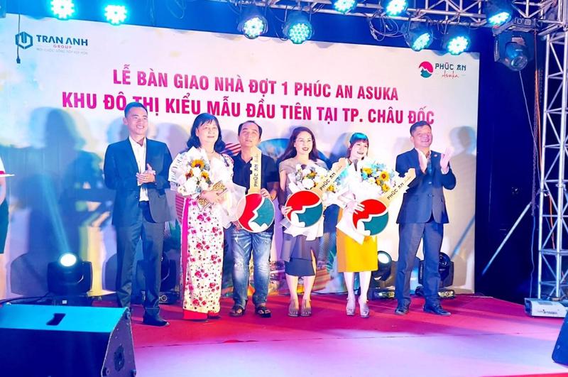 Khách hàng tại Lễ bàn giao nhà đợt 1 dự án Phúc An Asuka - Châu Đốc. Ảnh: Trần Anh Group.