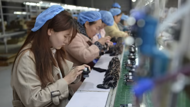 Công nhân làm việc trong một nhà máy ở Trung Quốc. Quý 1 năm nay, Trung Quốc đã giành lại vị trí đầu tàu tăng trưởng của kinh tế thế giới - Ảnh: Getty/FT.