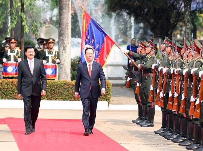 Chủ tịch nước Võ Văn Thưởng và Tổng Bí thư, Chủ tịch nước Lào Thongloun Sisoulith duyệt đội danh dự sáng ngày 10/4 - Ảnh: TTXVN