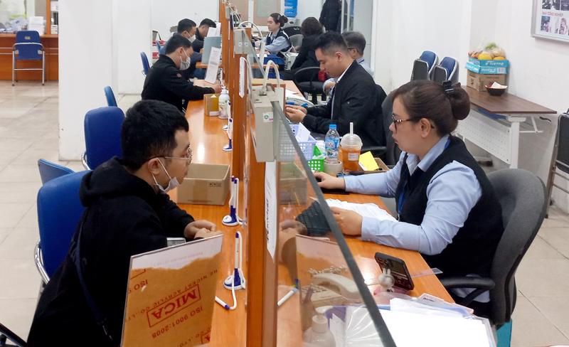 Người lao động làm thủ tục hưởng trợ cấp thất nghiệp tại Trung tâm Dịch vụ việc làm Hà Nội. Ảnh - N.Dương.