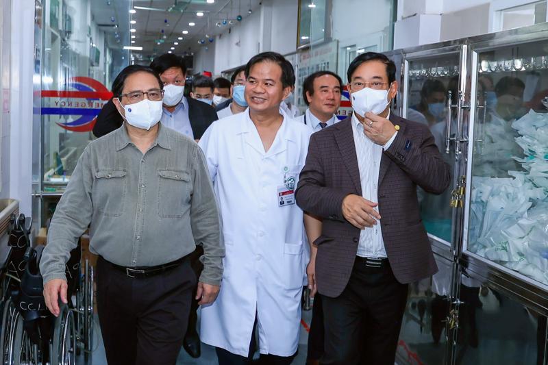 Thủ tướng kiểm tra tình hình đáp ứng vật tư y tế và thuốc men tại bệnh viện Bạch Mai - Ảnh: VGP
