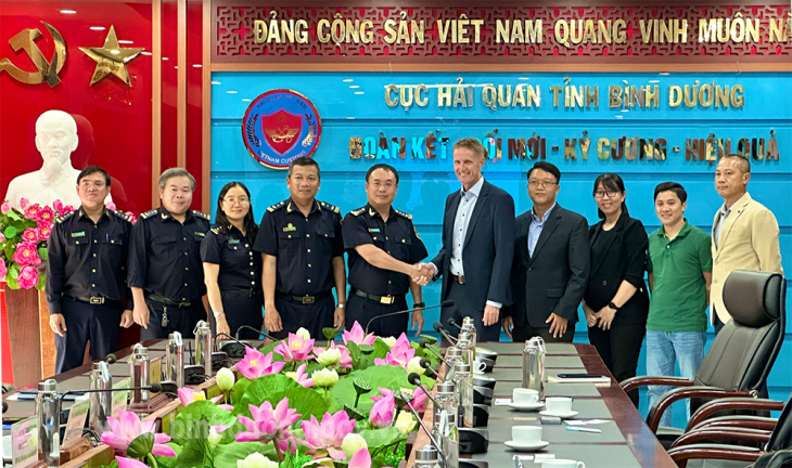 The signing ceremony between the Binh Duong Department of Customs and LEGO Manufacturing Vietnam.