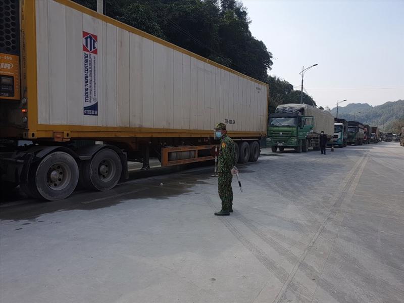 Hàng trăm xe chở hoa quả vẫn đang nằm chờ tại Lạng Sơn 