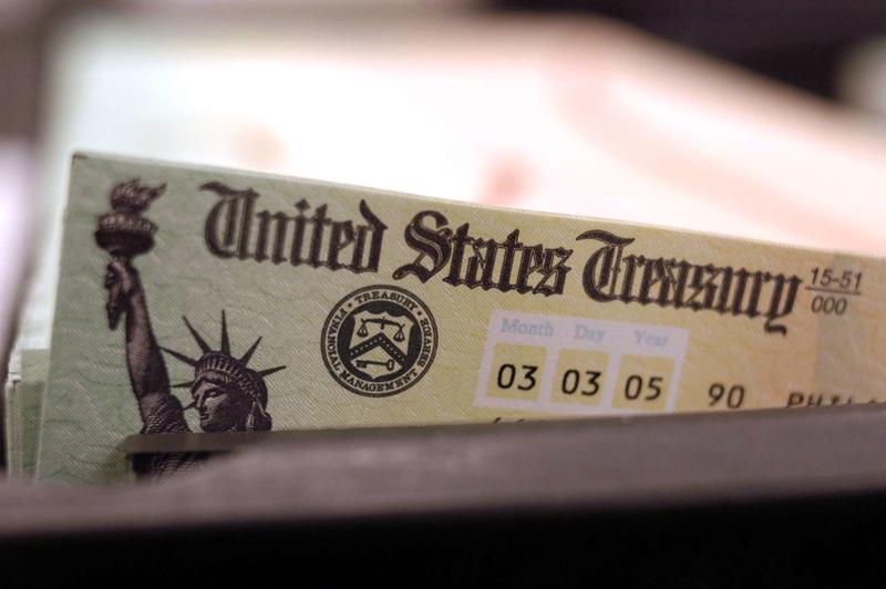Một tờ trái phiếu kho bạc Mỹ do Chính phủ nước này phát hành để vay nợ - Ảnh: Reuters.