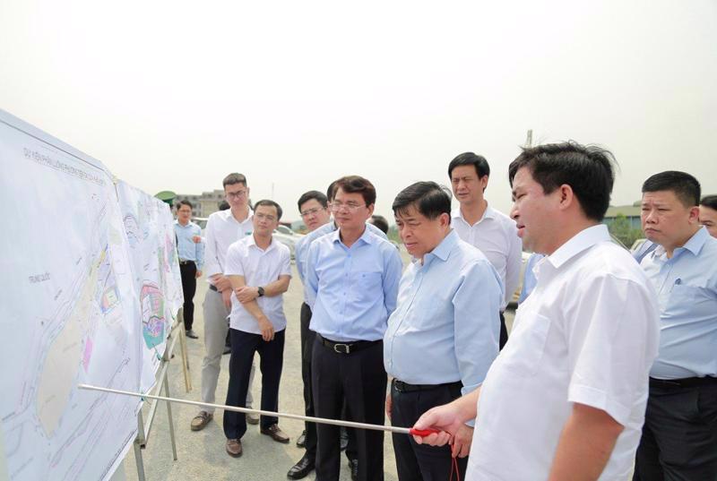 Minister of Planning and Investment Nguyen Chi Dung examines transport projects in Lao Cai province. 