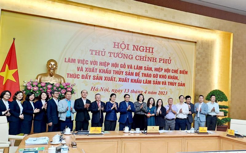 Thủ tướng Phạm Minh Chính chụp ảnh cùng các doanh nghiệp ngành gỗ và ngành thủy sản.