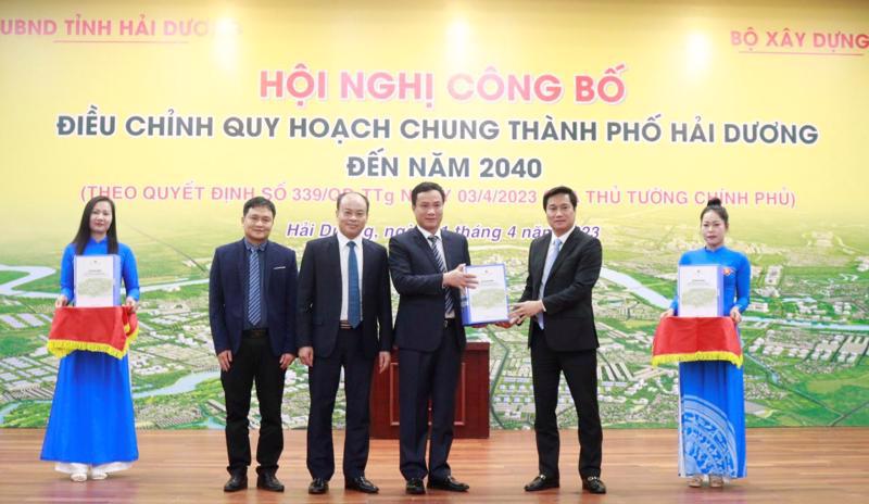 Authorities in Hai Duong province receive a decision approving the master planning for Hai Duong city.