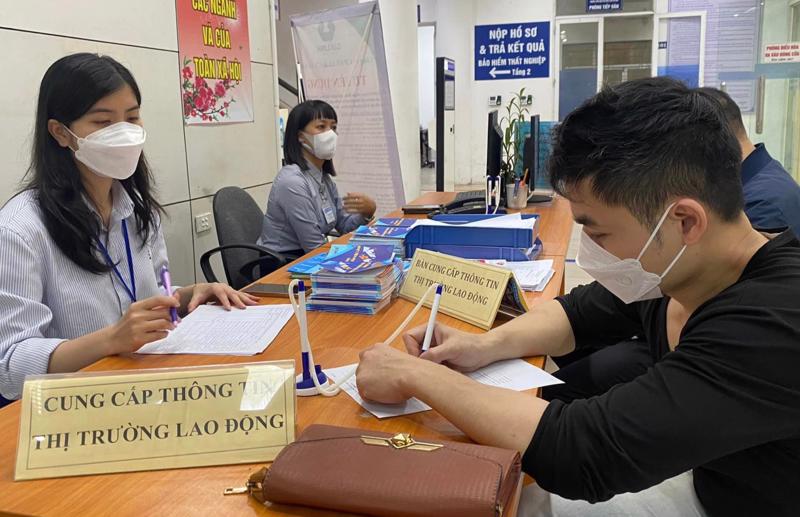 Người lao động đăng ký thông tin tuyển dụng tại sàn việc làm Hà Nội ngày 13/4. 
